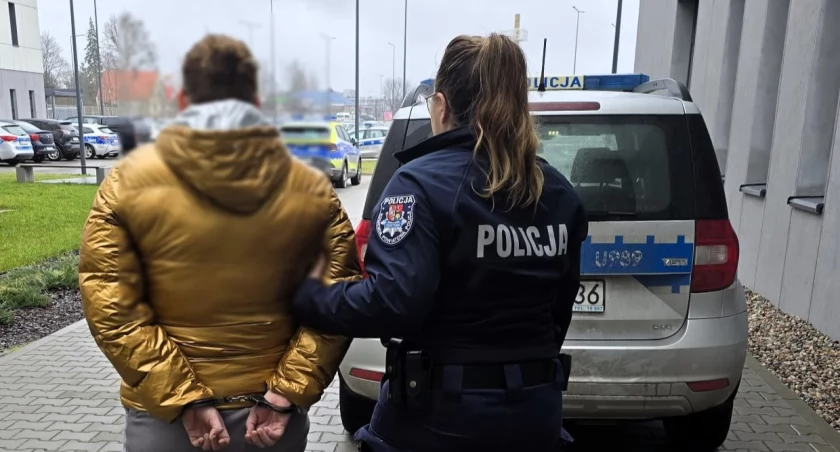 Uderzyła seniorkę garnkiem w głowę a potem ją okradła