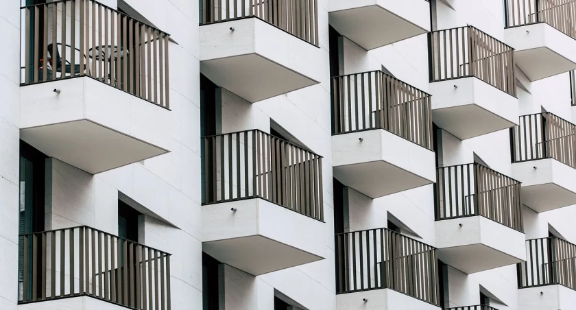 Jak dobrać rury nierdzewne przy budowie balustrady na balkon?