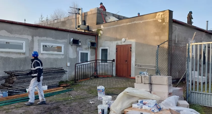 Rozpoczęcie remontu budynku sanitarno-szatniowego w Łobżenicy