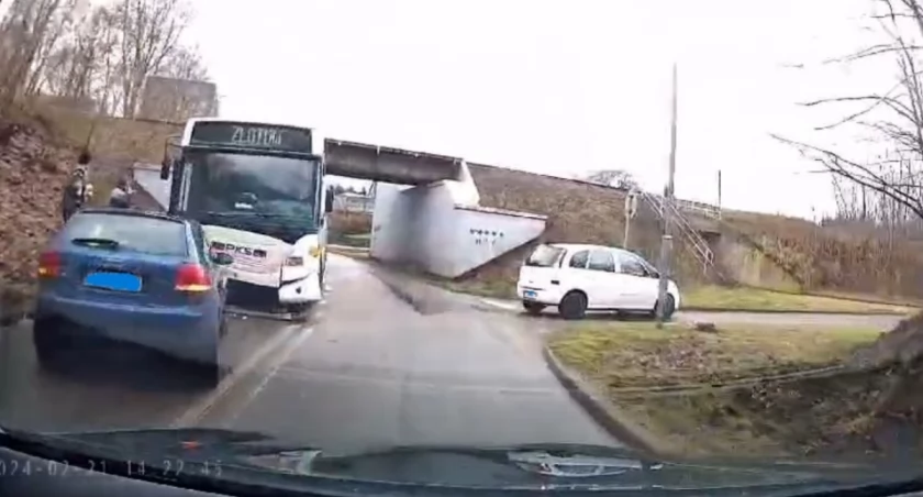 [WIDEO] 23-latek kierujący audi doprowadził do kolizji z autobusem