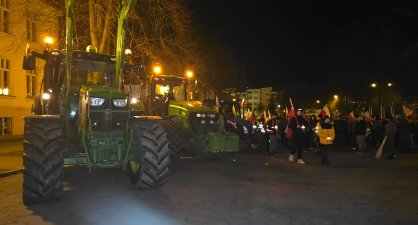 [WIDEO] Rolnicy z powiatu złotowskiego zapalili znicze pod komendą policji w Złotowie