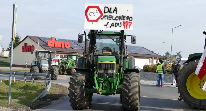 W Zakrzewie blokują rondo