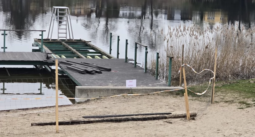 Trwają prace konserwacyjne na plaży przy ul. Wioślarskiej w Złotowie