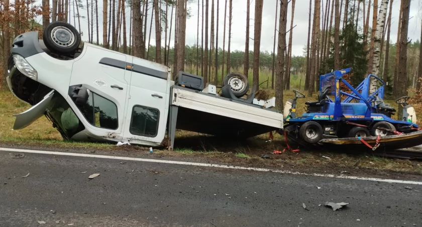 Zderzenie dwóch pojazdów na DK11