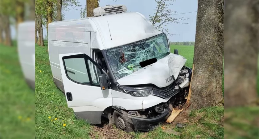 Zdarzenie koło Nowin. Bus uderzył w drzewo