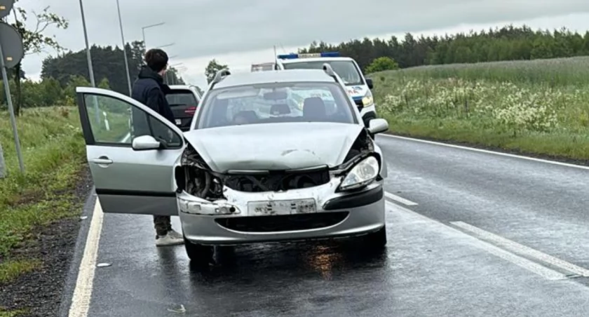 Kolizja dwóch samochodów osobowych na krajowej jedenastce