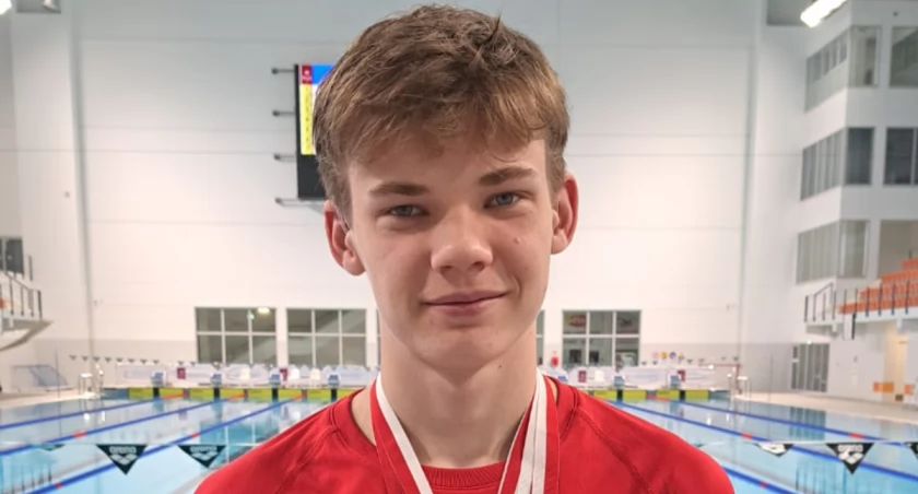 Kamil Muszczek na podium Mistrzostw Polski Niesłyszących Seniorów i Juniorów w pływaniu