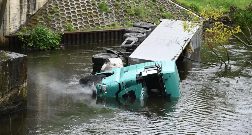 [WIDEO] Samochód ciężarowy wpadł do Gwdy