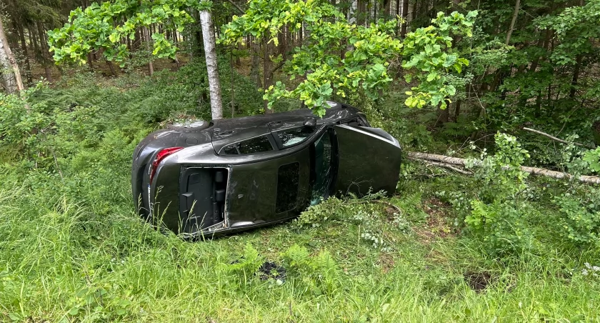 Wypadek na DK11. Poszkodowane dwie osoby