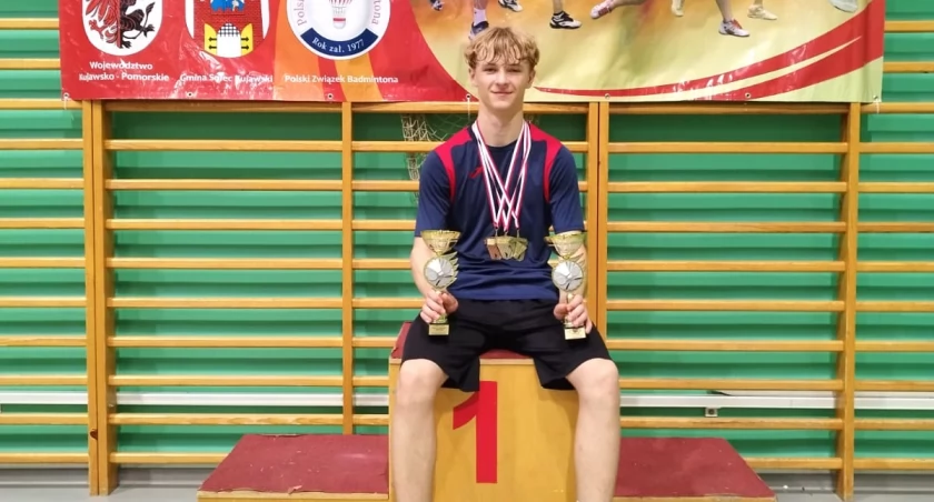 Mikołaj Małecki na podium Krajowego Turnieju Juniorów Młodszych w Badmintonie