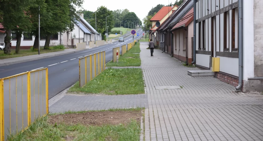 Lewe ścieki wybiły w mieście. Smród pozostał