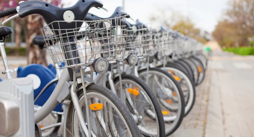 Bezpieczne podróże na rowerze dzięki nowoczesnym wiatom rowerowym