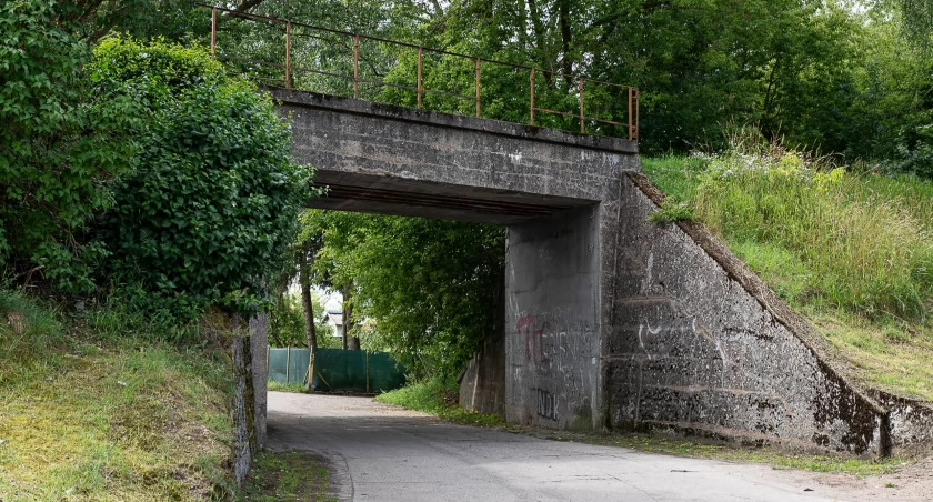 Mężczyzna spadł z wiaduktu. Czy to był wypadek?