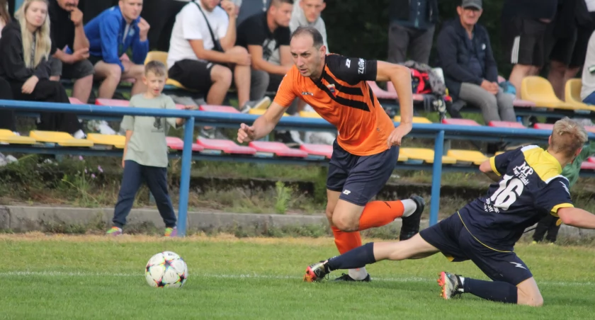 Dominik Brożek nie potrafi rozstać się z piłką. I bardzo dobrze!