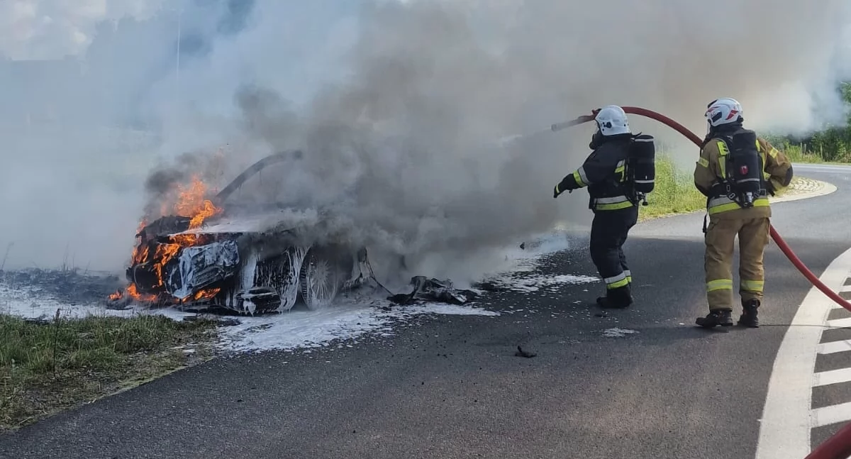 Pożar Mercedesa na drodze wojewódzkiej