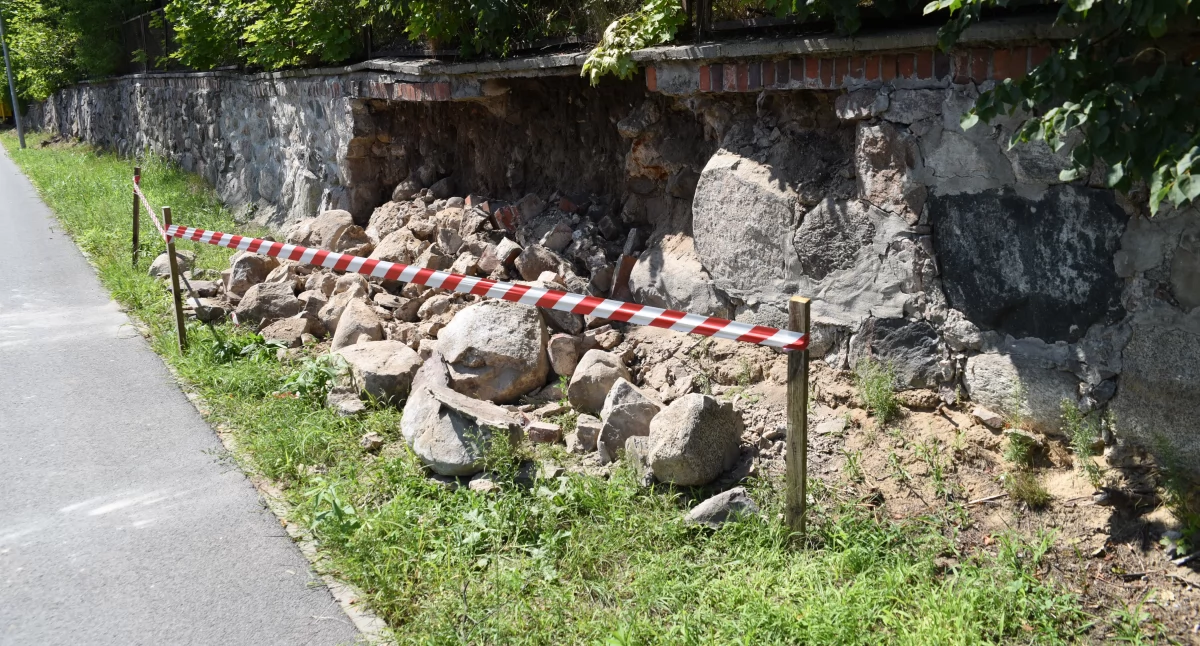 [WIDEO] Runął fragment muru na Zamkowej