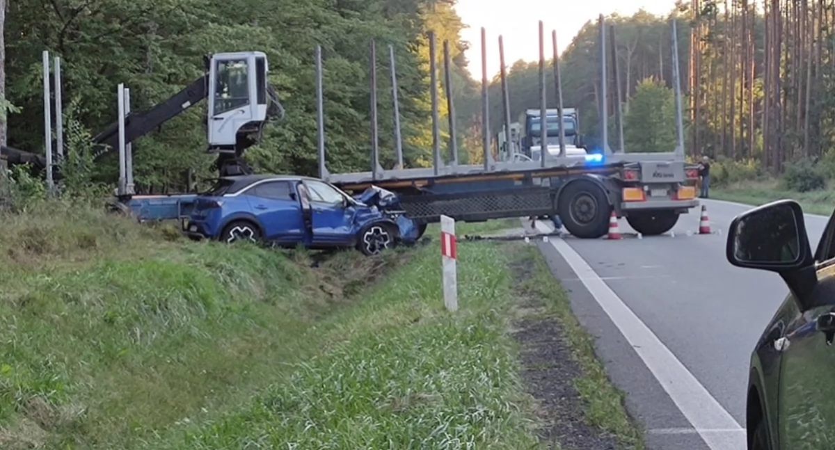 Ciężarówka zderzyła się z osobówką na krajowej 22
