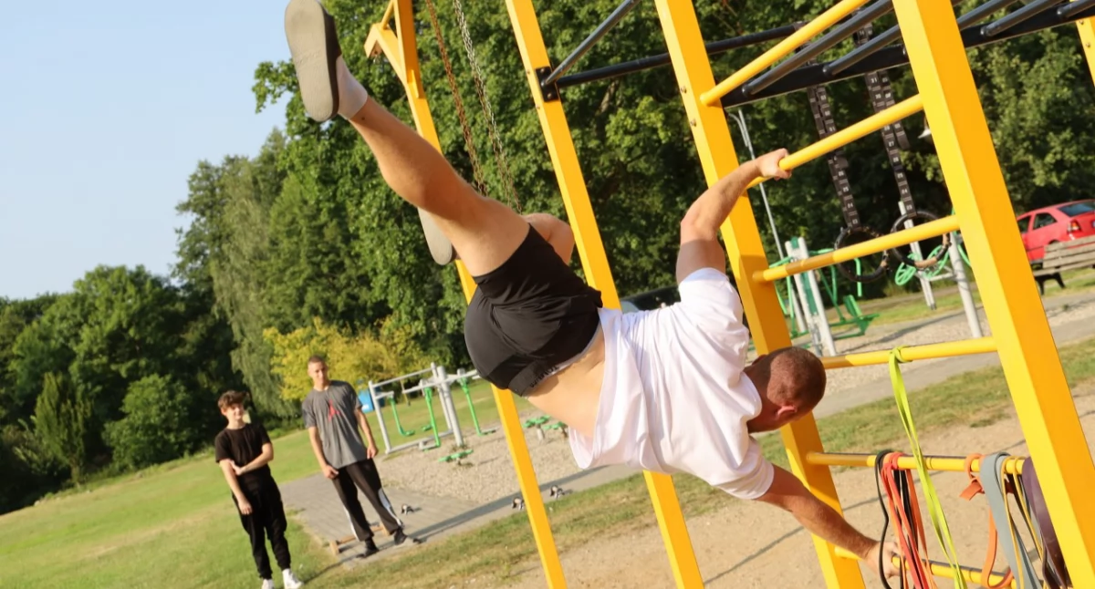 [WIDEO] Pokaz kalisteniki na złotowskiej siłowni street workout