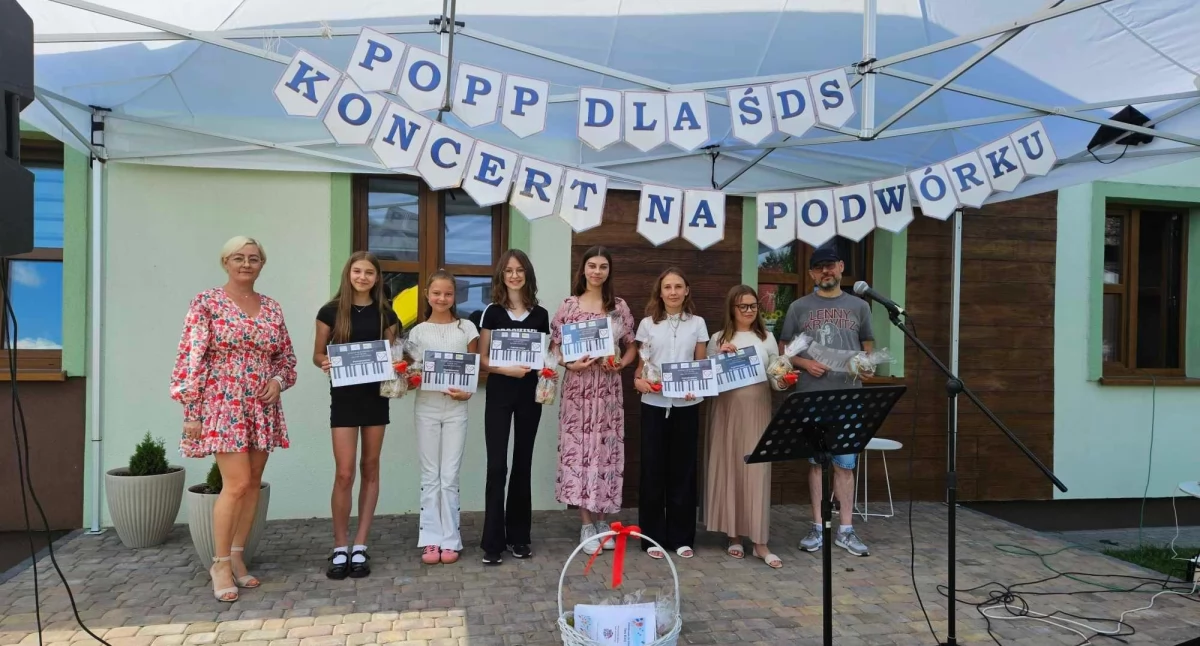 Koncert na podwórku Środowiskowego Domu Samopomocy w Sypniewie