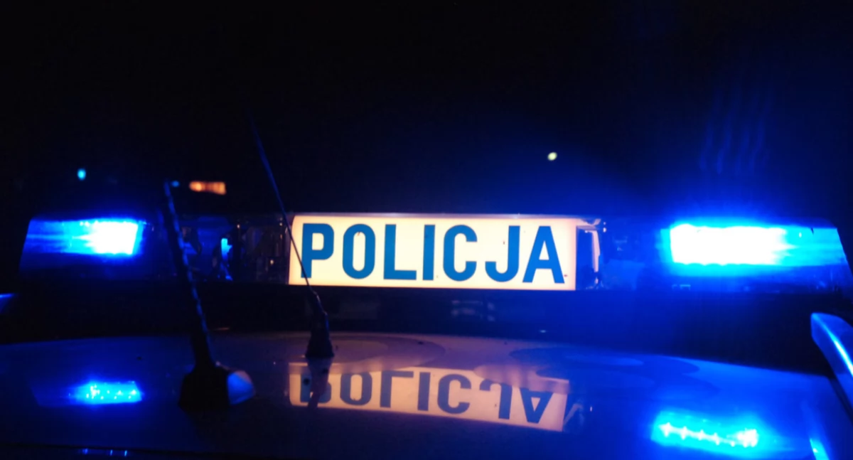 Ruszył ze stacji paliw i uderzył w drzewo. Był kompletnie pijany