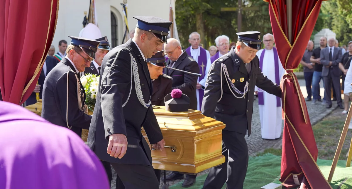 Z honorami żegnano byłego łobżenickiego proboszcza