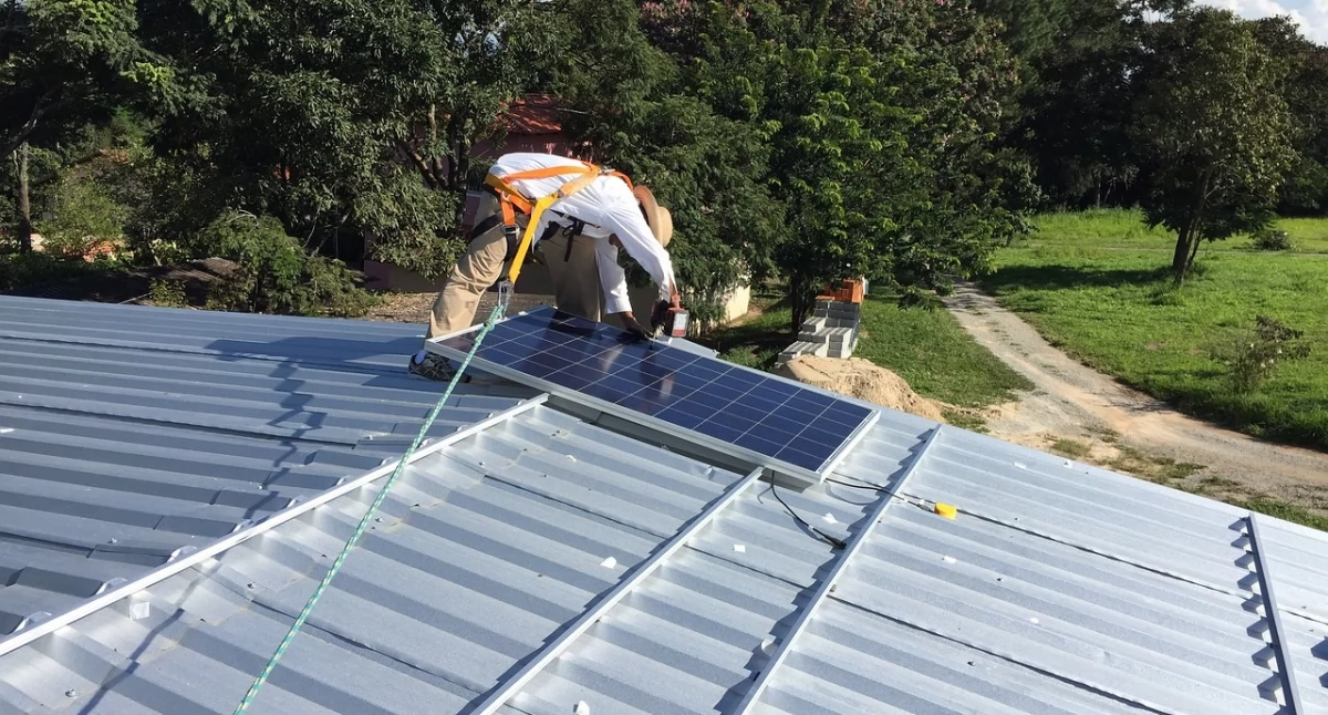 Jak działają panele fotowoltaiczne i przekształcają energię słoneczną w energię elektryczną?