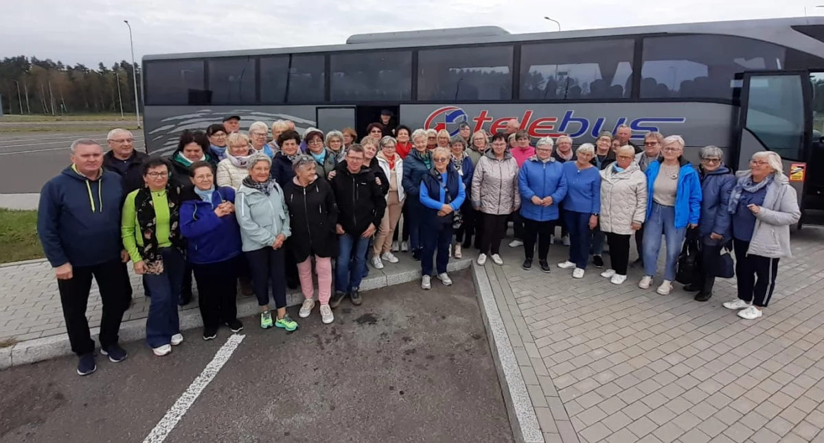 Krajeńscy seniorzy z książką nad morzem