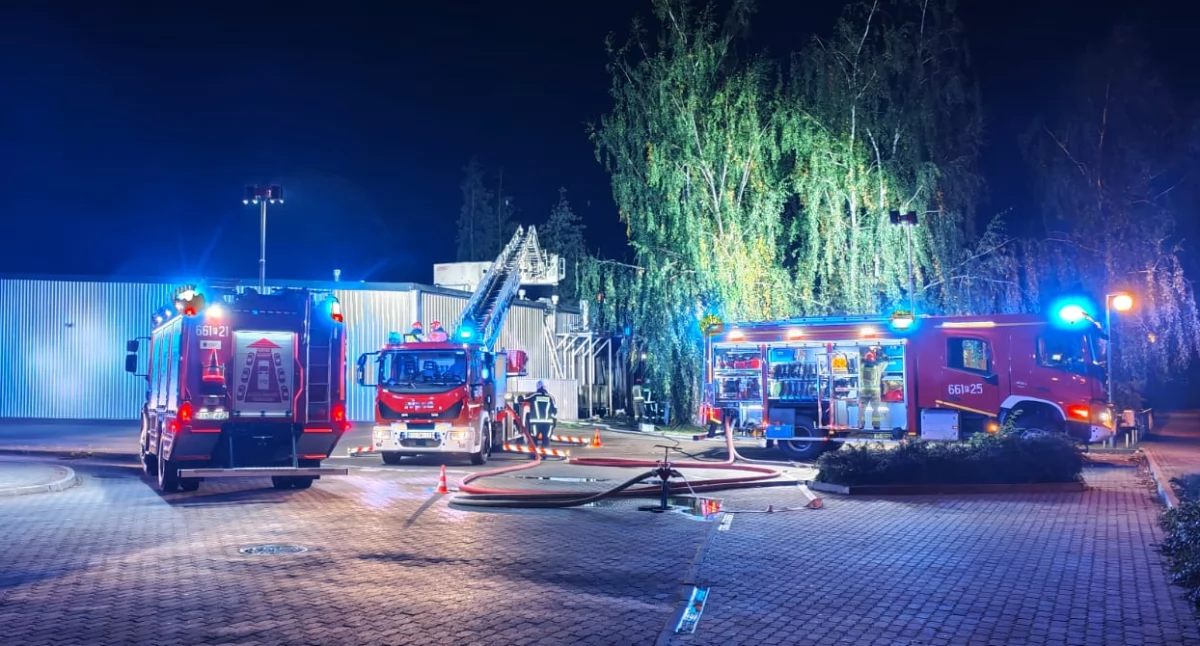 Zaczęło sie od kartonów. Potem płomienie zaczęły wdzierać się do budynku