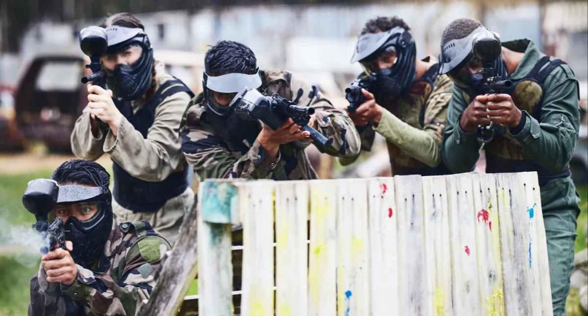 Najlepsze taktyki zespołowe w paintballu