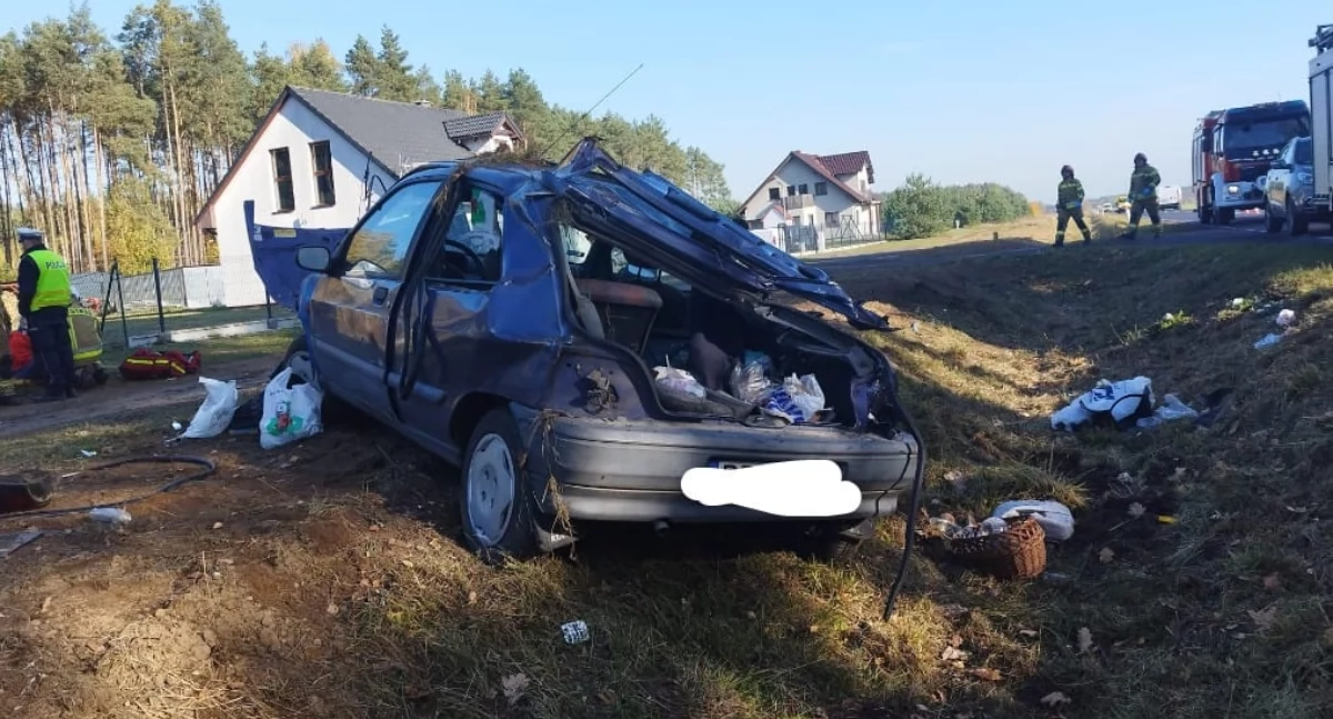 Dachowanie osobówki. Starsza kobieta zasłabła za kierownicą