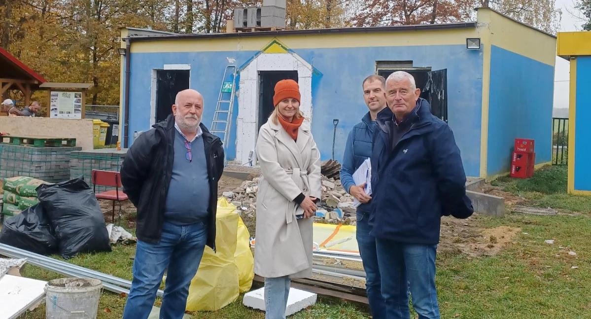 Remont szatni na boisku w Sypniewie – spotkanie z przedstawicielami Urzędu Marszałkowskiego
