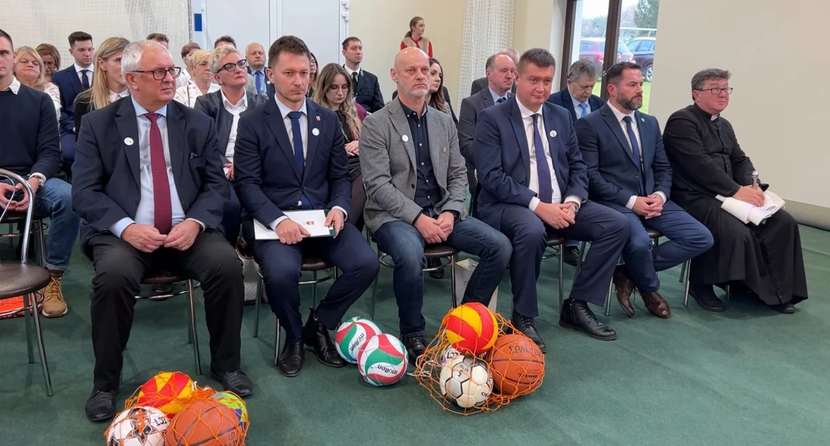 W końcu doczekali się hali sportowej!