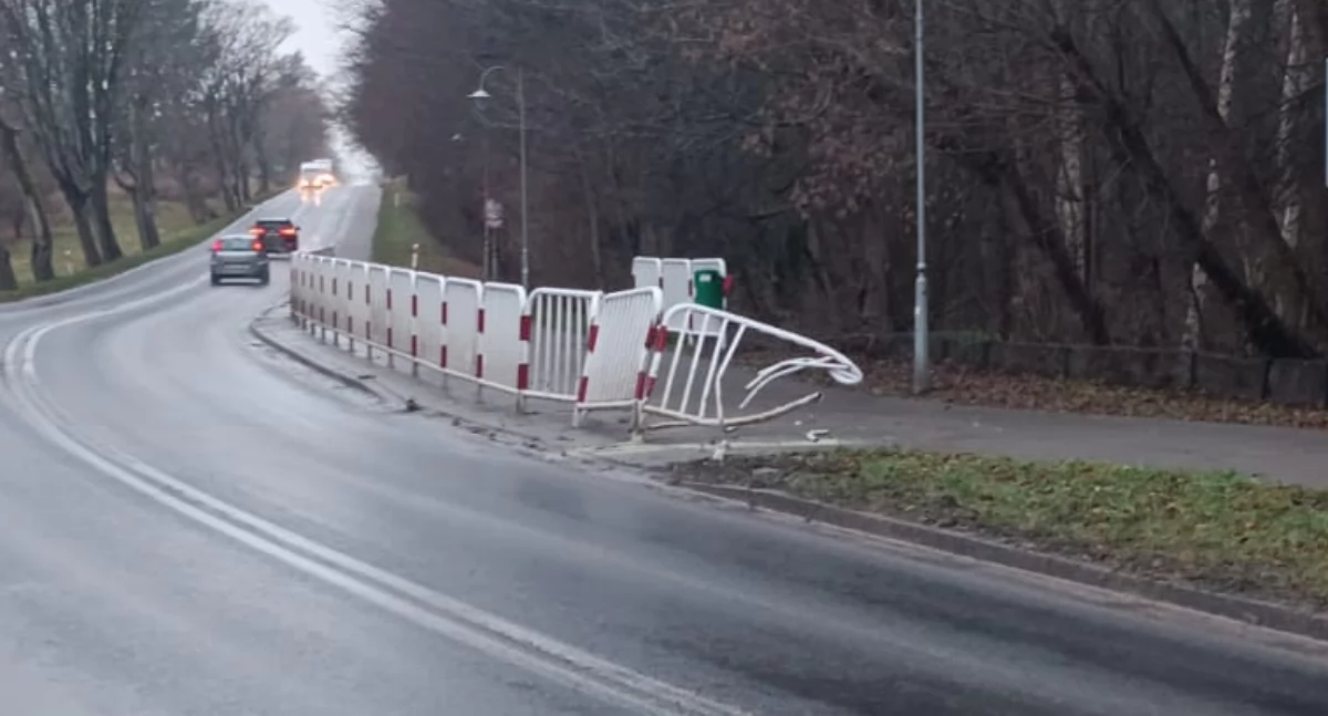 Jedno szczęście, że nikogo nie było na chodniku przy promenadzie