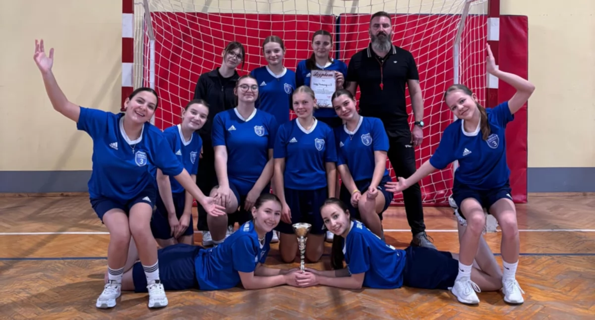 Uczennice złotowskiej trójki mistrzyniami powiatu w piłce ręcznej