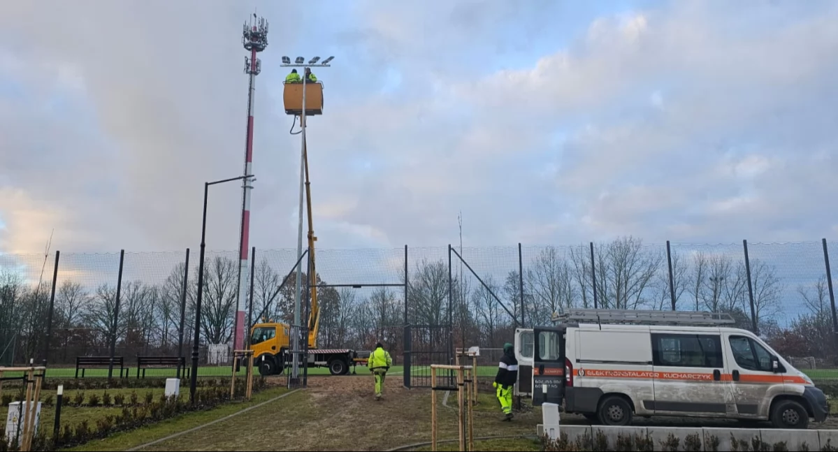 Piłkarski stadion otrzymał dodatkowe oświetlenie