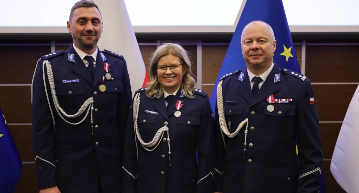 Podkomisarz Witkowicz i komisarz Kaczmarski z medalami od Prezydenta RP