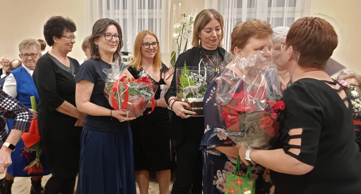 Koła gospodyń wiejskich przy wigilijnym stole