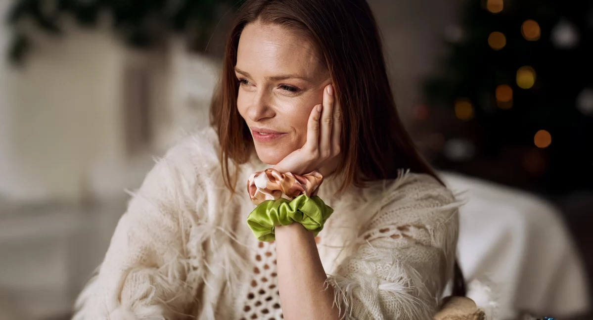 Jedwabne scrunchie – elegancja i ochrona dla Twoich włosów