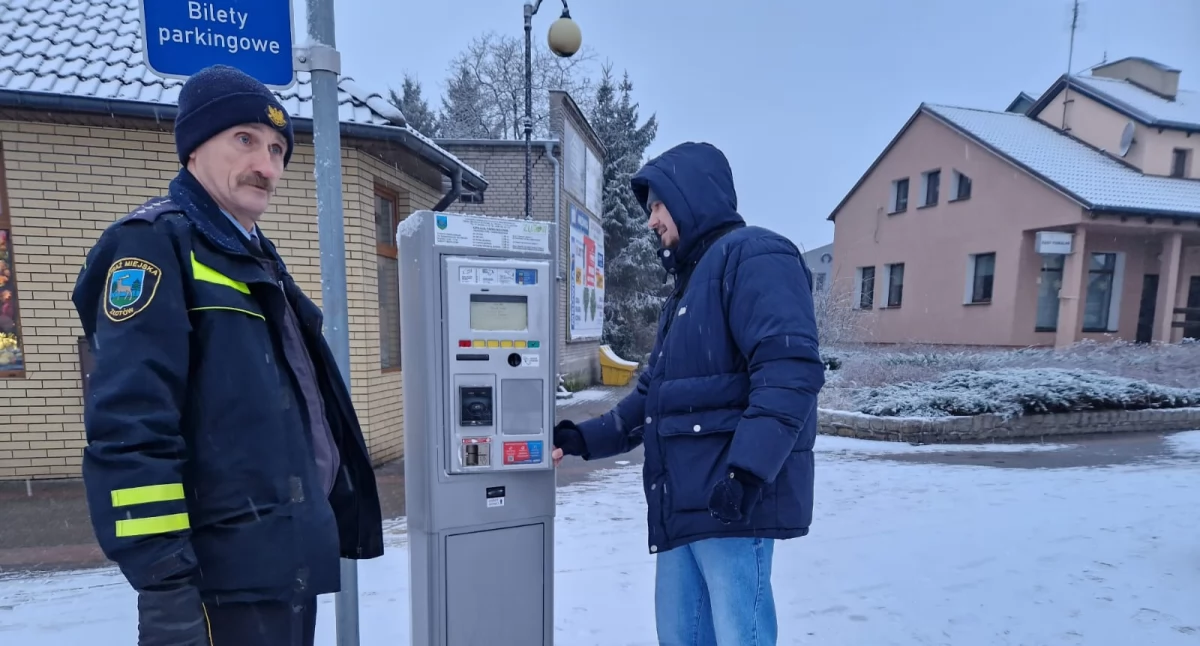 Spadł śnieg, parkowanie w Złotowie za darmo.
