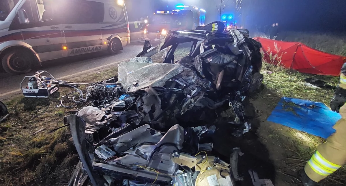 4,5 godziny trwała akcja ratunkowa. Kierowca uwięziony w samochodzie