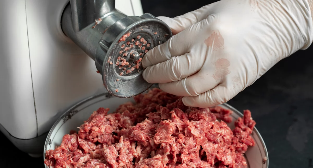 Jak producent mięsa dba o bezpieczeństwo i świeżość produktów?