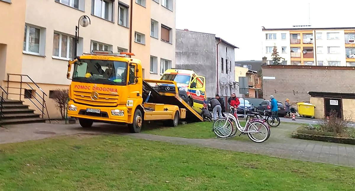 Karetka zawisła na słupkach – kto wpadł na taki pomysł!?