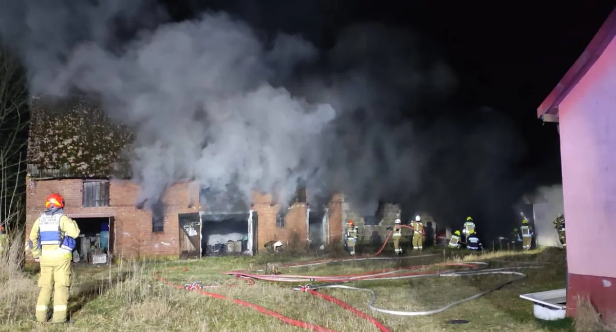 Czarny, gęsty dym nad Samborskiem