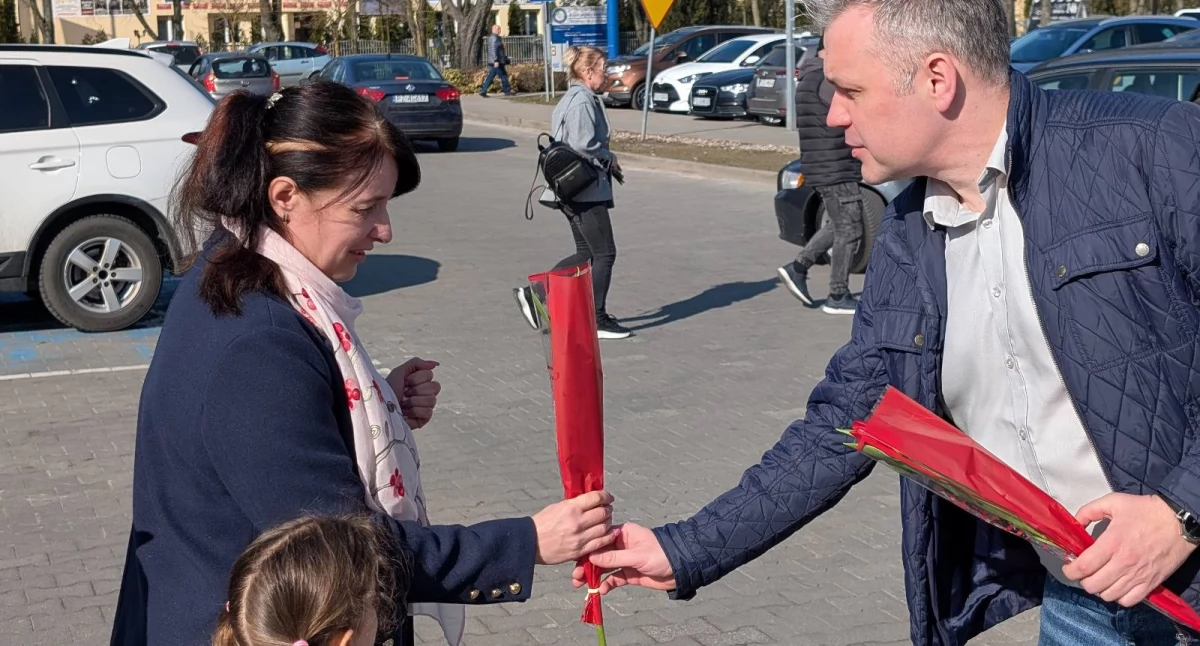 Burmistrz z radnymi wyszli z kwiatami do Pań