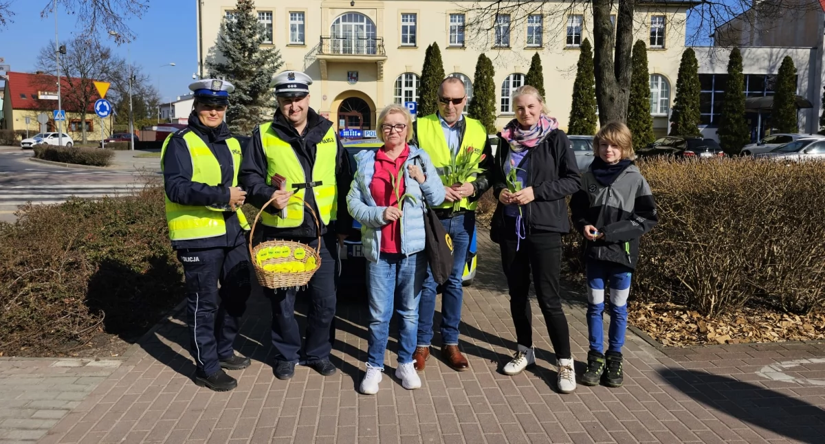 Zamiast mandatów kwiaty od złotowskiej Policji