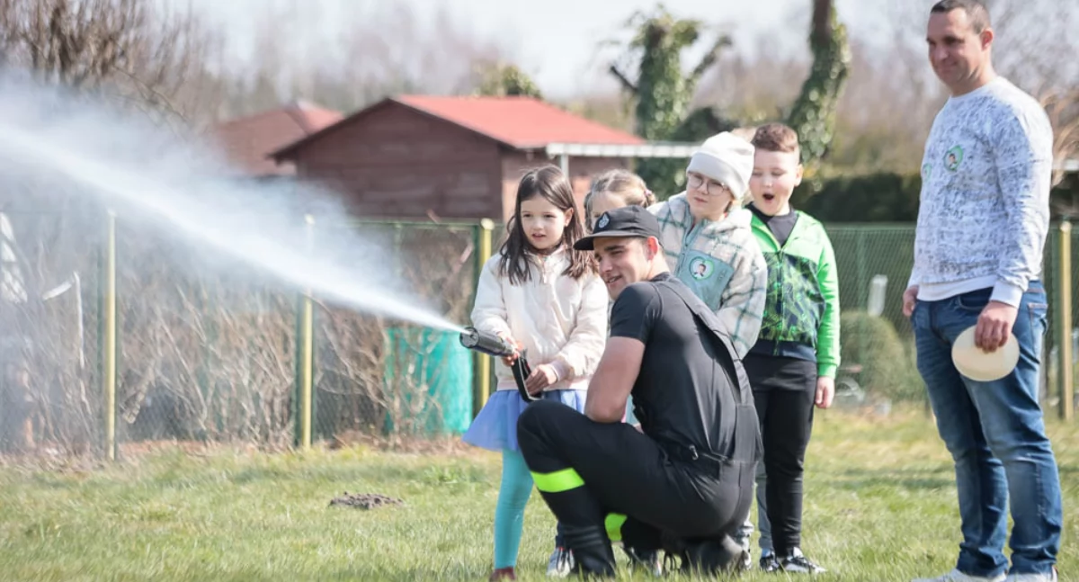  Piknik strażacki w Krajence – strażacy pokazali nowoczesny sprzęt, pomagali Szymonowi