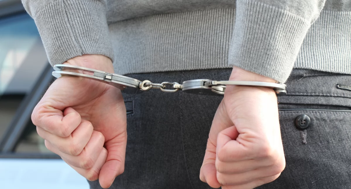 Brutalnie pobił kolegę  i zaatakował policjantów