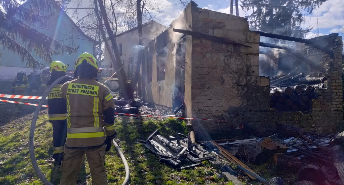 Pożar garażu w Samborsku. Paliło się także w Jastrowiu