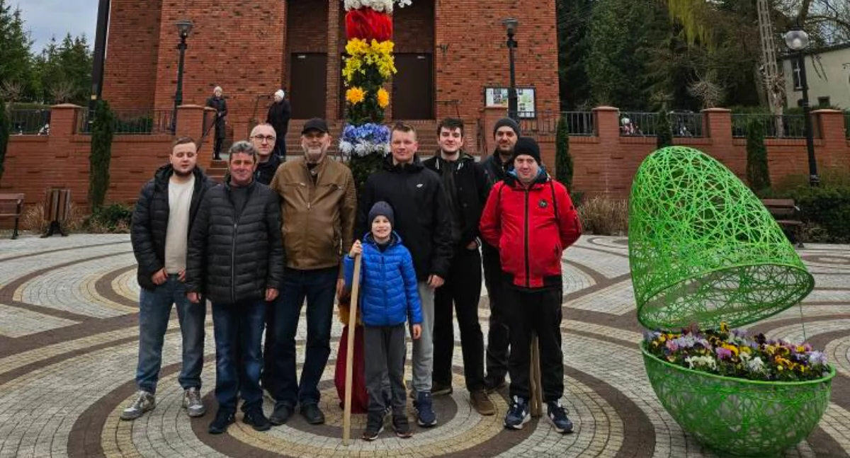 W Lipce rośnie tradycja. Ogromna palma stanęła przy kościele 