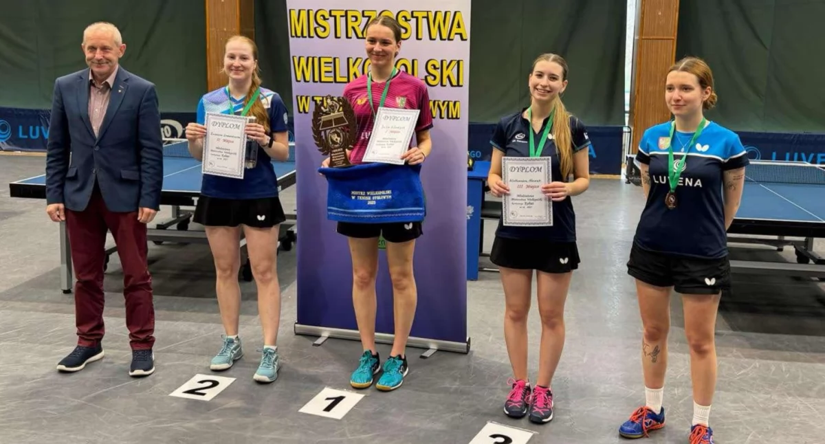 Ola Nowak na podium z brązowym medalem 